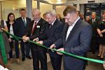fot. uroczystego przecięcia wstęgi dokonali Zastępca Burmistrza Ozimka Zbigniew Kowalczyk,  gł&oacute;wny wykonawca Adrian Golletz właściciel firmy A.D.I. i Prezes Zarządu  BS Leśnica J&oacute;zef Garbacz