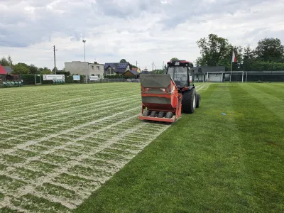 Renowacja płyty boiska na stadionie w Szczedrzyku