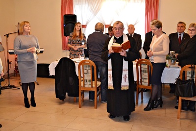 Proboszcz odczytuje fragment Ewangelii
