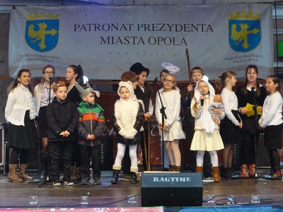 Występ dzieci na scenie