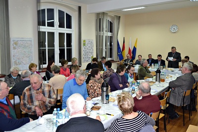 Przewodniczący Klaus Leschik przedstawia sprawozdanie