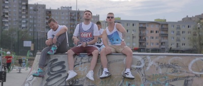Z inicjatywą zebrania w jednym klipie utalentowanych os&oacute;b z Ozimka wyszedł Łukasz Stępień ze składu Elegancko i tak oto razem z Piotrem Obodzieniem i Kamilem Lisowiczem.