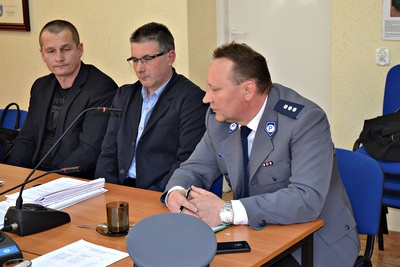 Na pytania radnych odpowiadał komendant Komisariatu Policji w Ozimku Stanisław Hadzicki