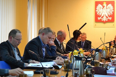 Radny Henryk Libera odczytuje stanowisko