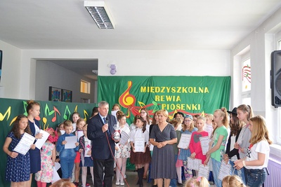 20.05.2015 w Publicznej Szkole Podstawowej w Dylakach odbyła się II Międzyszkolna Rewia Piosenki pod patronatem Burmistrza Ozimka Pana Jana Labusa.