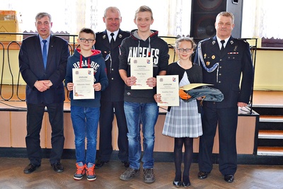 Zwycięzcy konkursu wraz z organizatorami