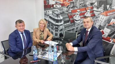 Na zdjęciu przekazanie dworca PKP w Ozimku