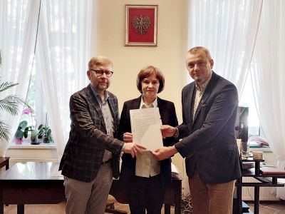 Na zdjęciu podpisanie aktu darowizny.