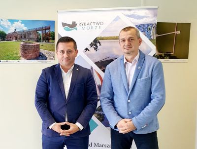 Na zdjęciu Marcin Oszańca i Burmistrz Ozimka Mirosław Wieszołek