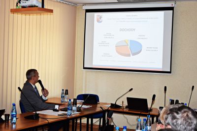 Na zdjęciu Burmistrz Ozimka Mirosław Wieszołek przedstawia raport o stanie Gminy Ozimek za 2021 rok.