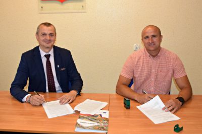 Na zdjęciu Burmistrz Ozimka Mirosław Wieszołek i Łukasz Mikoda podpisują umowę.