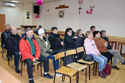 Fotografia obrazuje zebranie wiejskie w Szczedrzyku