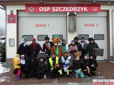 Na zdjęciu cała grupa przebierańc&oacute;w z niedźwiedziem na czele.