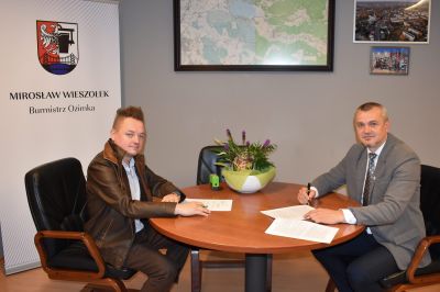Podpisanie umowy na remont dr&oacute;g gminnych.