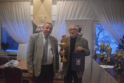 Na zdjęciu najlepszy zawodnik z Gminy Ozimek Herbert Kowolik i Paweł Kiszka - organizator zwod&oacute;w.