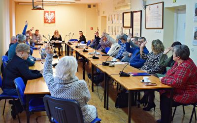 Głosowanie podczas obrad Miejsko-Gminnej Sp&oacute;łki Wodnej w Ozimku.