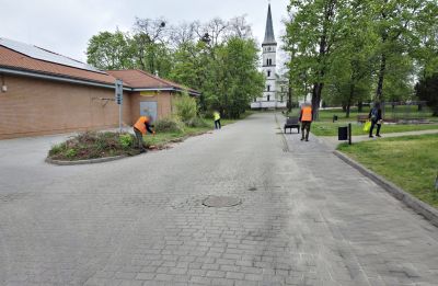 Na zdjęciu sprzątanie miasta Ozimka.
