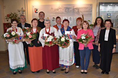 Na zdjęciu laureaci tegorocznych Nagr&oacute;d Kulturalnych Burmistrza Ozimka.