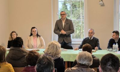 Na zdjęciu zebranie wiejskie w Chobiu.