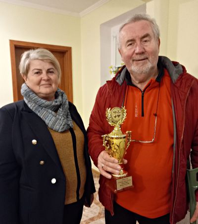 Na zdjęciu sołtys Barbara Starzycka i zwycięzca Eugeniusz Pisula.