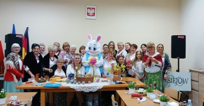 Na zdjęciu spora grupa uczestnik&oacute;w warsztat&oacute;w kroszonkarskich w Krasiejowie.
