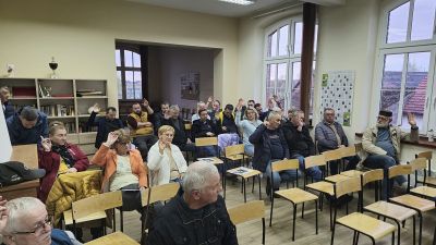 Na zdjęciu: mieszkańcy Krasiejowa podczas zebrania wiejskiego.