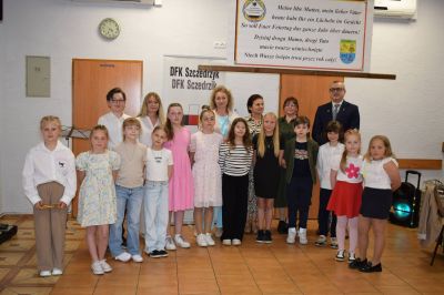 Na zdjęciu grupa młodych artyst&oacute;w występujących podczas wydarzenia w Szczedrzyku.