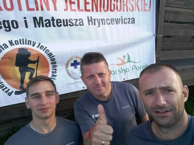Założyciele TeamOzimek na Przejściu Kotliny Jeleniog&oacute;rskiej